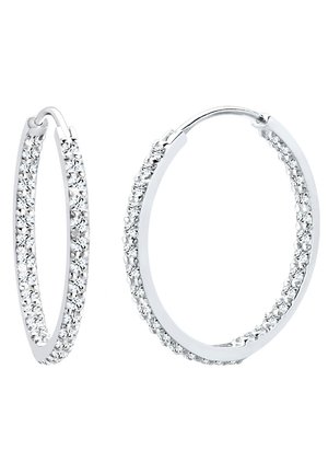 Sølv hoops øreringe med en poleret overflade og en række klare sten sat langs forkanterne, med en hængslet lukning.