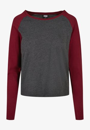 Cămașă gri cu mâneci raglan bordo, confecționată dintr-un material moale; guler rotund, croială lejeră și fără modele sau detalii metalice vizibile.