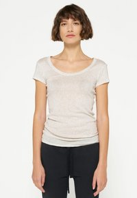 Korte mouwen, scoop-neck t-shirt in lichtbeige, gemaakt van een zachte, gestructureerde stof met een getailleerde pasvorm en een subtiele, relaxte draping.