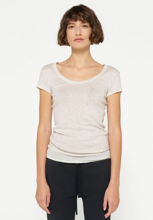 Korte mouwen, scoop-neck t-shirt in lichtbeige, gemaakt van een zachte, gestructureerde stof met een getailleerde pasvorm en een subtiele, relaxte draping.
