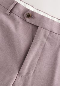 Jasnofioletowe, dopasowane spodnie o gładkiej fakturze, z zapięciem na guzik i ukrytymi zatrzaskami, skośnymi przednimi kieszeniami oraz czystymi szwami.
