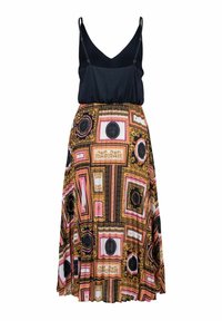 Schwarzes Top mit verstellbaren Trägern, kombiniert mit einem gemusterten Rock mit goldenen, rosa und schwarzen Designs, die Rahmungen und Medaillons darstellen.