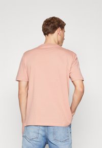 HUGO DERO - Pamata T-krekls - light/pastel red