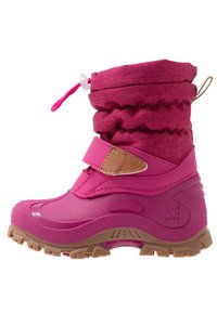 Botín de invierno rosa para niña con parte superior de tela ajustable, tira de Velcro y suela de goma marrón texturizada para tracción y aislamiento.