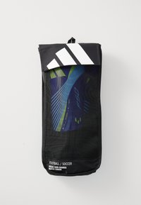 Juodas tinklinis maišelis su baltu Adidas logotipu, kuriame yra mėlyni ir žali Messi junior futbolo šinų apsaugai.