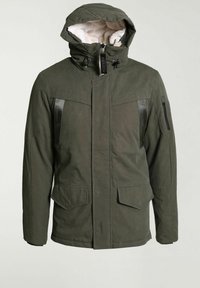 Chaqueta de invierno con capucha de color verde oscuro, forro acolchado, cremallera frontal y botones de presión, múltiples bolsillos y cordones ajustables en la capucha.