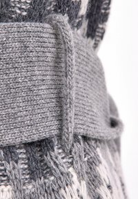 Szary dziany pasek o teksturowanym splocie, z pętlą i gładką, płaską krawędzią. Widoczne akcenty białych i ciemnoszarych wzorów.