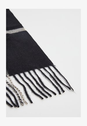 Czarny wełniany szal o miękkiej fakturze, z szarą paskiem i frędzlami na końcach. Wykończony prostym, schludnym wzorem.