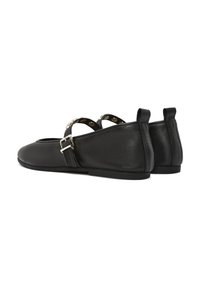 Bailarinas de cuero negro con punta redonda, que cuentan con una correa decorativa con herrajes metálicos y una superficie suave y texturizada.