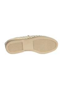 Sohle eines Schuhs mit einer strukturierten Gummibasis, die ein Diamantmuster aufweist. Der obere Teil ist beige und hat Aussparungen.