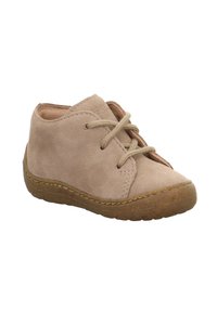 Beige Wildlederschuhe für Kinder mit brauner Gummisohle, runder Zehenpartie und kontrastierenden Schnürsenkeln. Mit gesteppten Details und einem weichen Innenfutter ausgestattet.