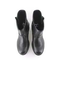 Botines negros de tobillo con un acabado de cuero suave, punta redondeada, costuras mínimas y lengüetas en el talón para un calzado fácil.