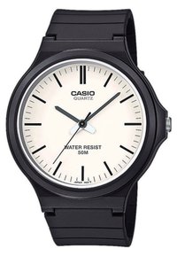 Musta Casio kvartsikello, jossa on pyöreä valkoinen kellotaulu, mustat tuntimerkinnät ja viisareita. Vedenkestävä jopa 50 metriin. Kuminauha.