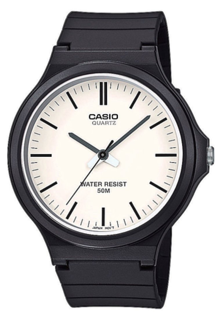 Musta Casio kvartsikello, jossa on pyöreä valkoinen kellotaulu, mustat tuntimerkinnät ja viisareita. Vedenkestävä jopa 50 metriin. Kuminauha.