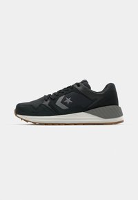 Sort atletisk sneakers med en overdel af mesh og ruskind, grå detaljer, en tekstureret hæl og en hvid mellemsål med en gummisål.