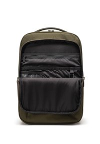 Maslinasta zelena torba na leđima s podstavljenim crnim unutrašnjim dijelom; sadrži više pregrada, patentnih zatvarača i teksturiranog akcentnog panela.