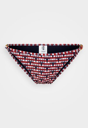 Bas de bikini avec un motif géométrique en rouge, blanc et marine. Présente des bords élastiques et une étiquette à l'intérieur. Accent en métal doré sur le côté.