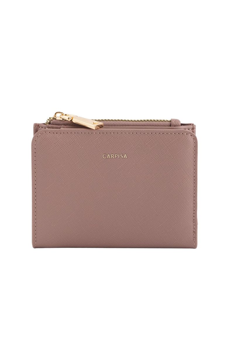 Cartera compacta con cremallera en suave material texturizado color rosa claro, con detalles en dorado. Presenta un branding minimalista y una forma plana y rectangular.