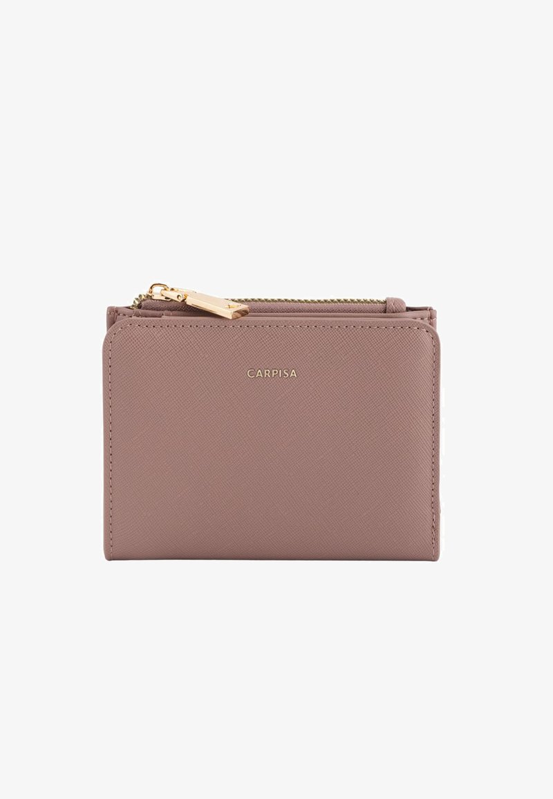 Cartera compacta con cremallera en suave material texturizado color rosa claro, con detalles en dorado. Presenta un branding minimalista y una forma plana y rectangular.