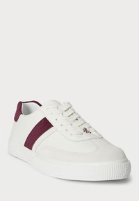 Biele tenisky s hladkým koženým a semišovým dizajnom, s vínovými akcentmi a textúrovanou gumovou podrážkou. Viditeľné šnúrky a detail loga.