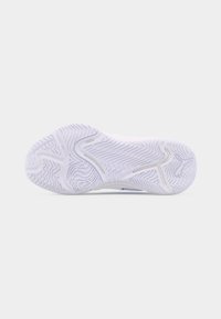 Λευκή σόλα αθλητικού παπουτσιού με κυματιστό ανάγλυφο σχέδιο, αυλακώσεις ευελιξίας και μικρό λογότυπο Puma κοντά στη φτέρνα σε απλό φόντο.