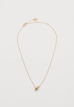 Gouden ketting met een kleine hanger in de vorm van een ster, versierd met kleine heldere stenen, en een karabijnsluitring.