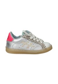 Zilveren leren sneaker met witte neuskap, dierenprintaccenten, roze hiel, witte veters en een getextureerde teal voering.