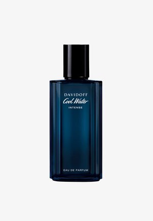 Dunkelblaue rechteckige Glasflasche mit einem schwarzen Verschluss, darauf in Weiß gedruckt "DAVIDOFF Cool Water Intense" und "Eau de Parfum".