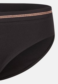 Zwarte geribde dames onderbroek met een gladde tailleband voorzien van een dunne roségouden streep. Randen zijn afgewerkt met een nette steek.