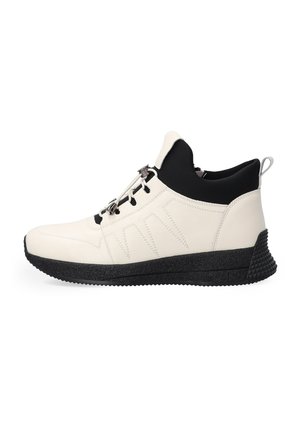 Bottine haute en cuir blanc avec des accents noirs, semelle en caoutchouc noir texturé et quincaillerie métallique pour les lacets. Présente un dessus lisse et un col rembourré.