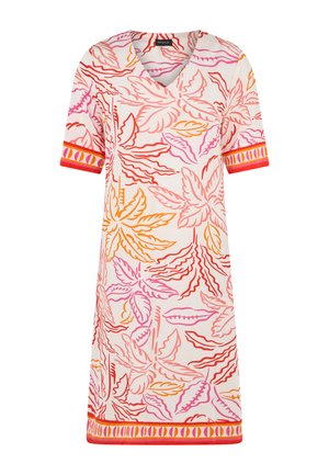 Vestido blanco hasta la rodilla con estampados de hojas en rosa, naranja y rojo, mangas cortas, escote en V y bordes decorativos en las mangas y el dobladillo.