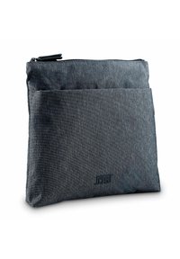 Bolsa textil gris con cierre de cremallera, que presenta un bolsillo frontal y un sutil logotipo. Textura suave y forma rectangular. Material resistente.