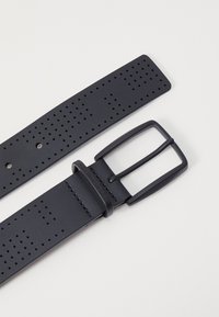 Μαύρη δερμάτινη ζώνη με λεία επιφάνεια, διαθέτει ομοιόμορφα κατανεμημένες τρύπες, ματ ορθογώνια πόρπη και μινιμαλιστικά σχεδιαστικά στοιχεία.