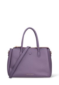 Borsa a mano in pelle viola con finitura testurizzata, doppi manici, tracolla rimovibile, dettagli in metallo dorato e chiusura superiore con cerniera.
