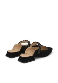 Mule nere in suede con punta affilata e tacco basso a blocco. Presenta un dettaglio di strap a perline sulla parte centrale del piede. Sottopiede in pelle liscia.