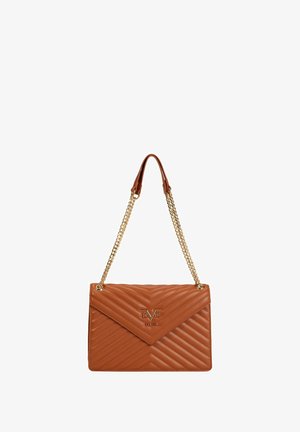Braune, gesteppten Lederhandtasche mit einer goldenen Kettenriemen. Sie verfügt über einen Klappenverschluss und ein geprägtes Logodetail auf der Vorderseite.