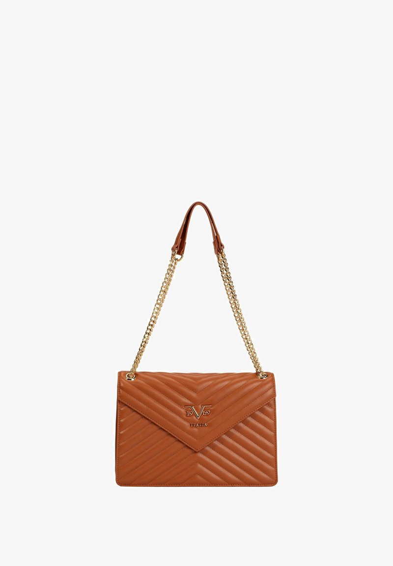 Bruine gewatteerde leren handtas met een gouden kettingriem. Beschikt over een flapsluiting en een reliëflogo-detail aan de voorkant.