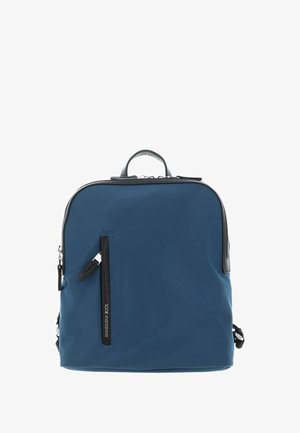 Sac à dos bleu marine en tissu durable, doté d'une poche frontale zippée, d'accents noirs, de deux bretelles et d'une poignée supérieure pour le transport.