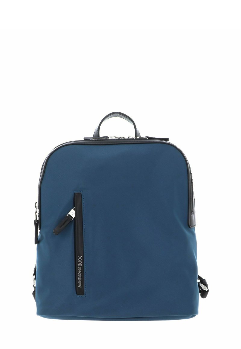 Sac à dos bleu marine en tissu durable, doté d'une poche frontale zippée, d'accents noirs, de deux bretelles et d'une poignée supérieure pour le transport.