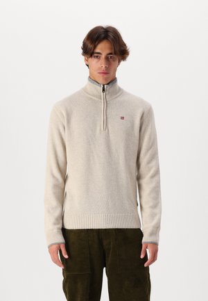 Beige Zip-Up-Pullover mit hohem Kragen, gerippten Bündchen und Saum sowie einem kleinen Logo auf der Brust, gefertigt aus einem weichen, strukturierten Stoff.