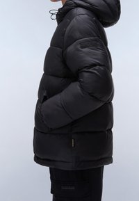 Czarna pikowana kurtka puchowa z kapturem, z przeszyciami, elastycznymi mankietami i bocznymi kieszeniami. Materiał ma błyszczącą, gładką fakturę.