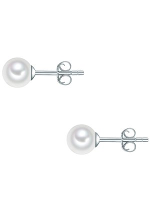 Parelsieraden met een glanzende witte afwerking, geplaatst op een gepolijste zilverkleurige metalen pen met decoratieve spiraalaccenten.