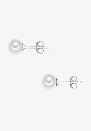 Parelsieraden met een glanzende witte afwerking, geplaatst op een gepolijste zilverkleurige metalen pen met decoratieve spiraalaccenten.