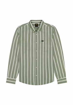 Camisa de botones a rayas verdes y blancas con cuello, mangas largas y un bolsillo. Presenta una pequeña etiqueta de logo en el pecho.