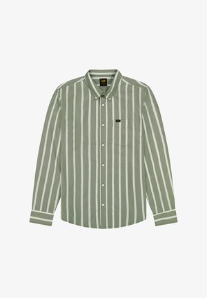 Camisa de botones a rayas verdes y blancas con cuello, mangas largas y un bolsillo. Presenta una pequeña etiqueta de logo en el pecho.