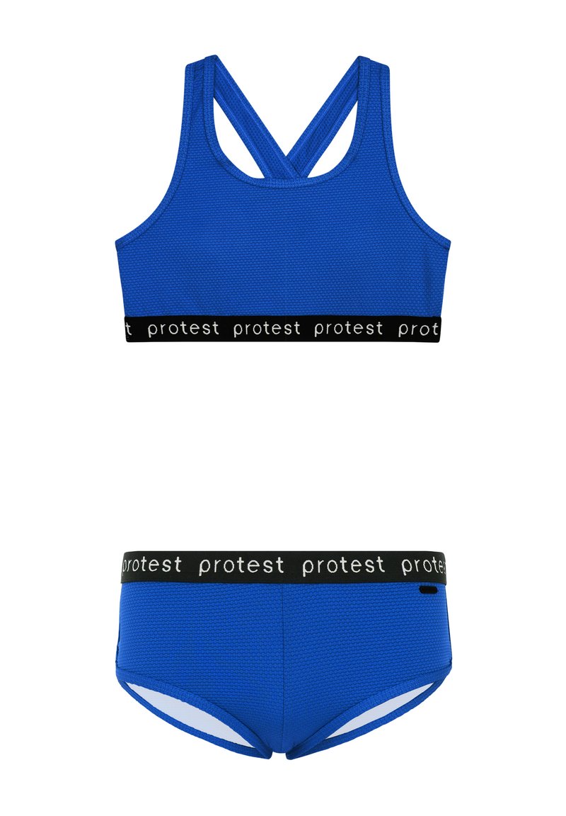 Plavi sportski grudnjak s teksturiranim materijalom, s dizajnom križnog leđa i crnim pojasom s natpisom "protest" ponovljenim. Usklađeni plavi donji dio.
