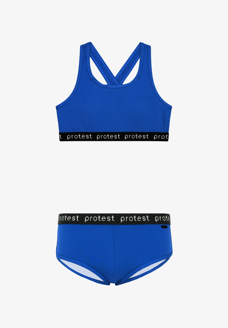 Sinili spordirinnahoidja tekstuurse kangaga, mis sisaldab risttagust disaini ja musta bändi, kus on korduv tekst "protest". Sobivad sinised aluspüksid.