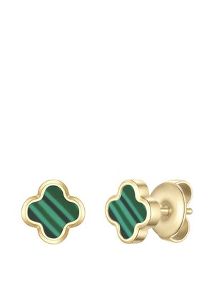 Gouden oorstekers met groene gestreepte klaver-vormige inzetstukken en vlinderachtersluitingen op een witte achtergrond.