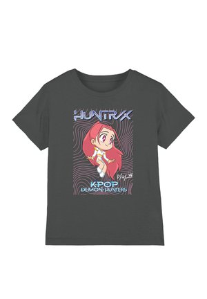Dunkelgraues T-Shirt mit einem grafischen Design einer Figur mit rosa Haaren, weißem Outfit und dem Text "HUNTRX KPOP DEMON HUNTERS".