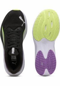 Mustat urheilukengät, joissa verkkokuvioinen päällinen, vihreitä ja purppuranvärisiä yksityiskohtia sekä valkoinen pohja. Ulkopohjassa on kuvioitu pinta parantamaan pitoa.